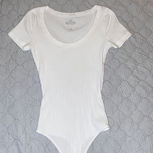 Cute WHITE Body Suit from HOLLISTER PLAIN WHITE SIZE: XS